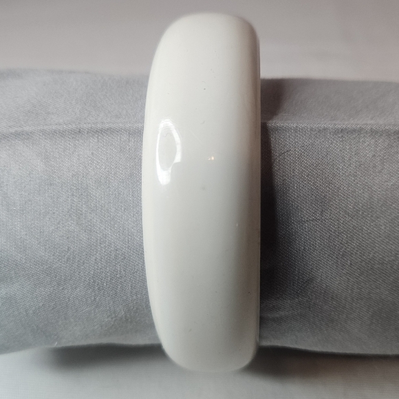 Vintage Solid White Thick Statement Bangle 80s-90s GUC Sz 8" Width 0.75" - Picture 1 of 1